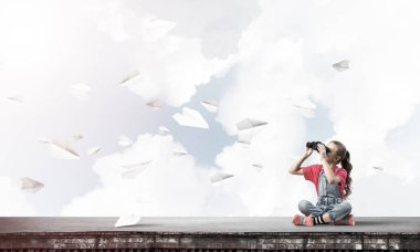 Dürbün içinde seyir tatlı kız