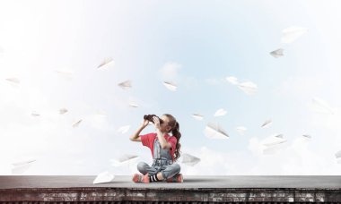 Dürbün içinde seyir tatlı kız