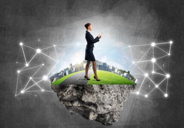 Adası üzerinde şık iş kadını 