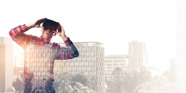 Sanal gerçeklik kulaklığı olan adam.