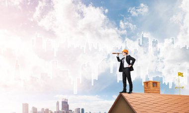 Çatıda duran ve spyglass içinde arayan adam