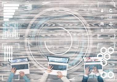 elinde aygıtlarla masada oturan iş adamları 