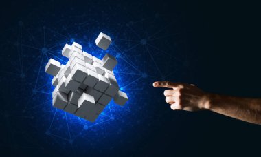  küp şekil tutan adam el 