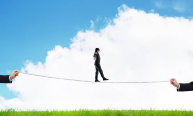 Göz bağını ipte yürümek gözleri ile işadamı