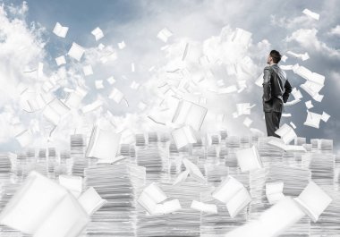 Takım elbiseli emin iş adamı