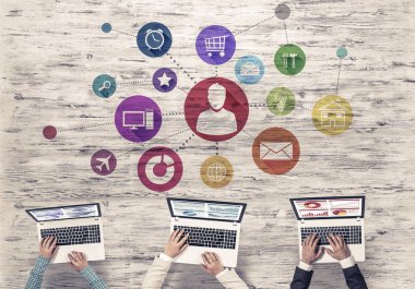 elinde aygıtlarla masada oturan iş adamları 