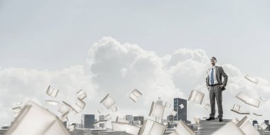 Takım elbiseli emin iş adamı