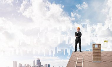 Çatıda duran mühendisi