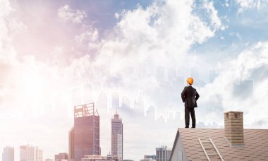 Çatıda duran mühendisi