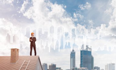 Çatıda duran mühendisi