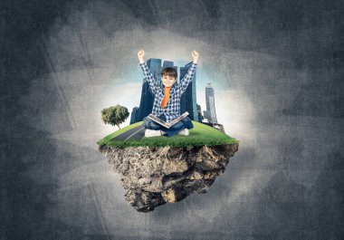 yüzen ada üzerinde oturan çocuk