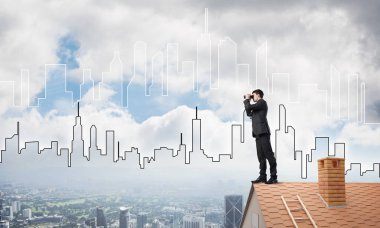 Çatıda duran işadamı