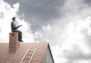 işadamı evi çatıda oturan takım elbiseli 