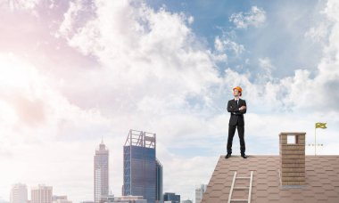 Çatıda duran mühendisi