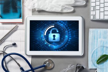 Doktorlar işyeri beyaz tablet ile 