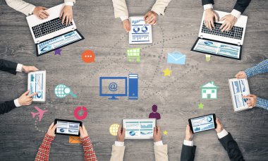 Bir grup insan elinde aygıtlarla