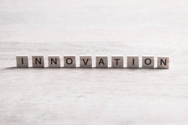 harflerle ahşap öğeleri