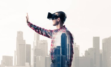 Sanal gerçeklik kulaklığı olan adam.