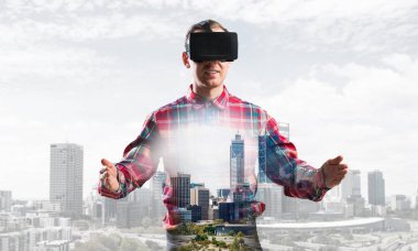 Sanal gerçeklik kulaklığı olan adam.