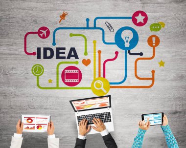 elinde aygıtlarla masada oturan iş adamları 