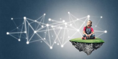 Ada uçan üzerinde oturan sevimli kız 