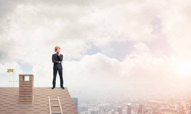 Çatıda duran mühendisi