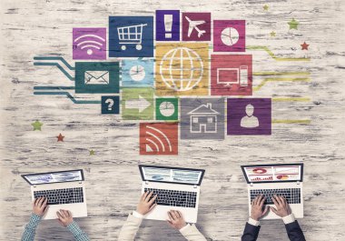 elinde aygıtlarla masada oturan iş adamları 