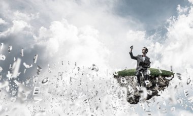 komik adam kırmızı gözlük