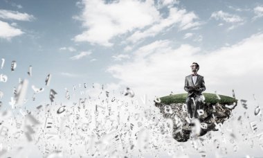 komik adam kırmızı gözlük 