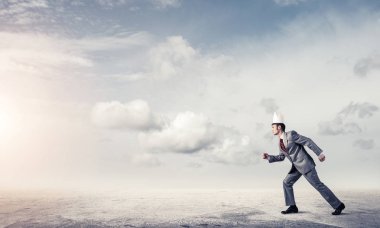 Kağıt taç çalışan giyen işadamı    