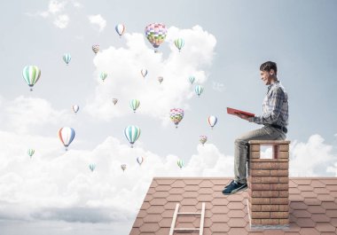 rahat ev baca üzerinde oturan adam