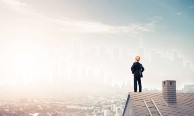 Çatıda duran mühendisi