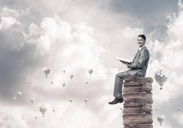 Hombre de negocios en apilar libro de lectura — Foto de Stock