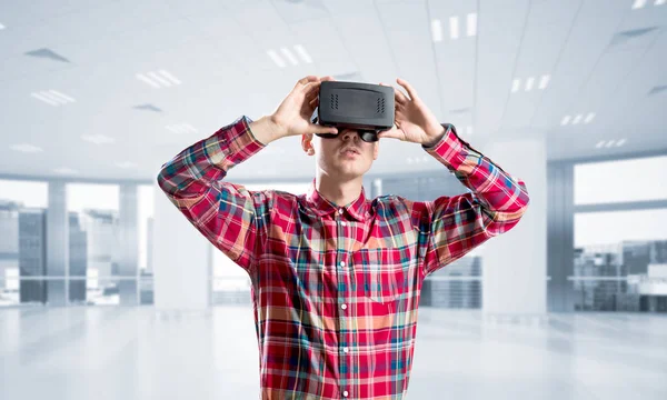 Sanal gerçeklik kulaklığı olan adam.
