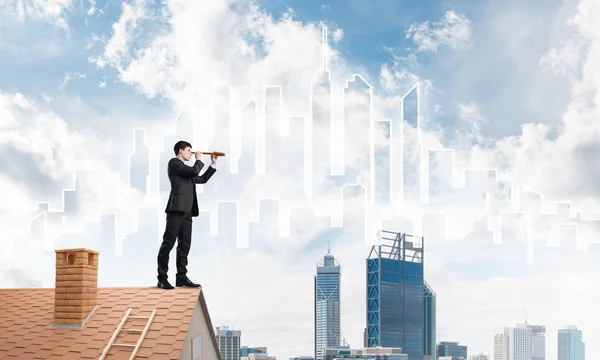 Hombre de negocios en traje en el borde del techo — Foto de Stock