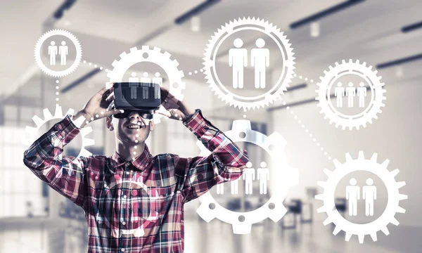 Man med virtuell verklighet headset — Stockfoto