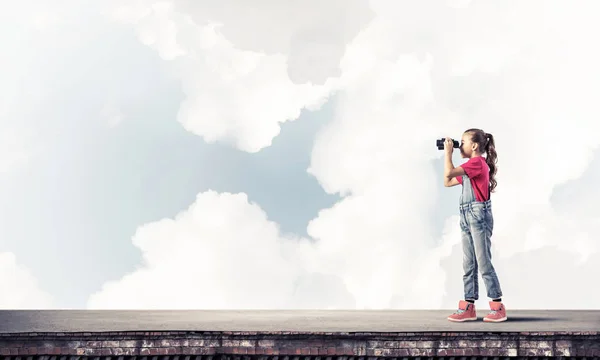 Roztomilá dívka v dalekohledu — Stock fotografie