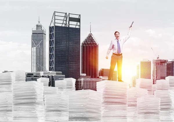 Empresario manteniendo la mano con libro — Foto de Stock