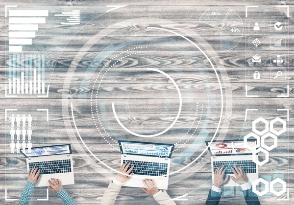 elinde aygıtlarla masada oturan iş adamları 