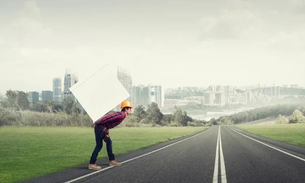 Uomo che porta sul retro grande scatola — Foto Stock