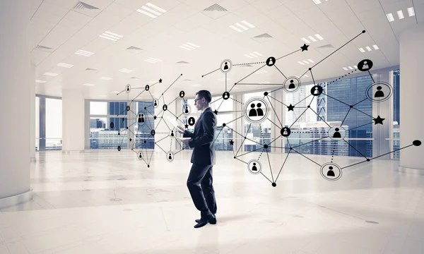 Элегантный бизнесмен в интерьере 3D офиса — стоковое фото