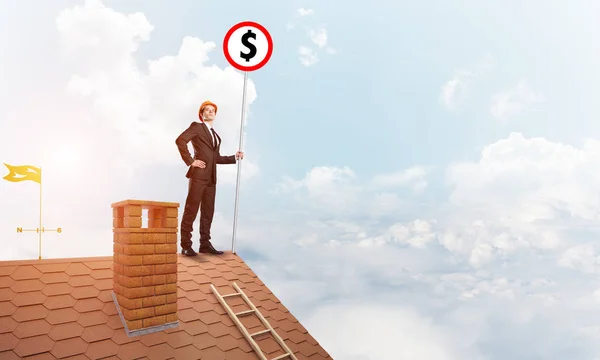 Geschäftsmann im Anzug auf Hausdach — Stockfoto