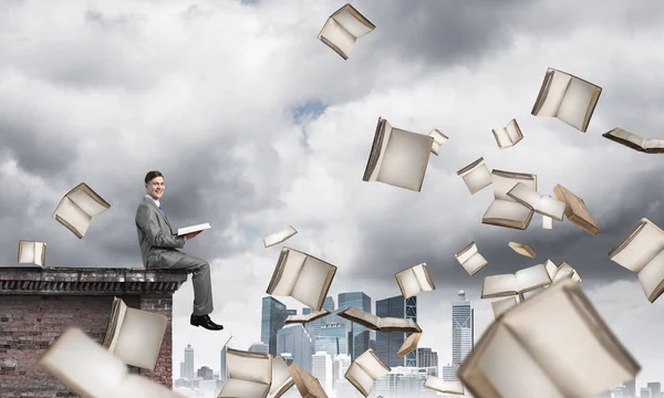 Joven hombre de negocios leyendo libro —  Fotos de Stock