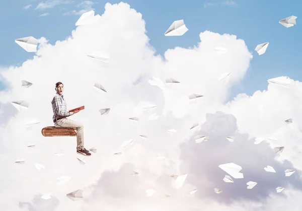 Üzletember ül a levegőben lebegő könyv — Stock Fotó