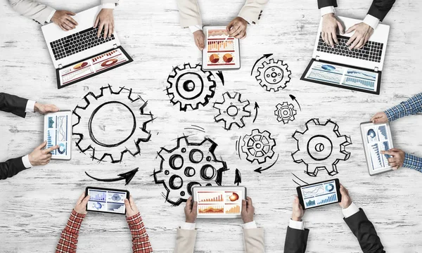 Bir grup insan elinde aygıtlarla