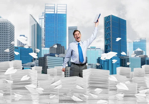 Empresario manteniendo la mano con libro — Foto de Stock