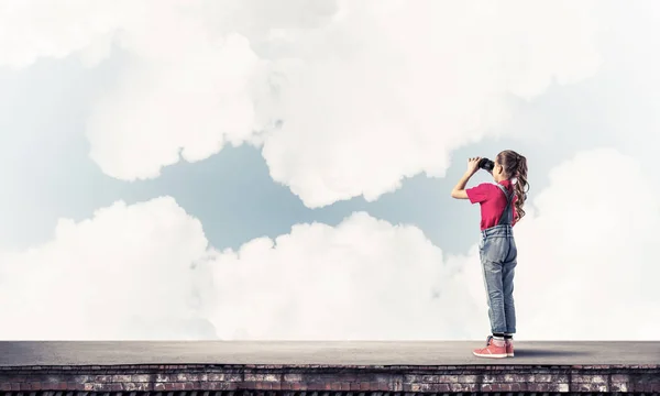 Ragazza carina in cerca di binocoli — Foto Stock