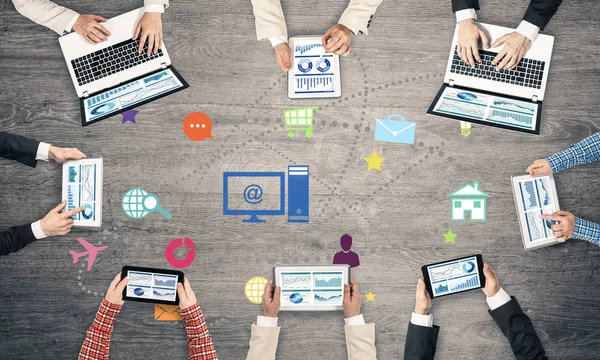 Bir grup insan elinde aygıtlarla