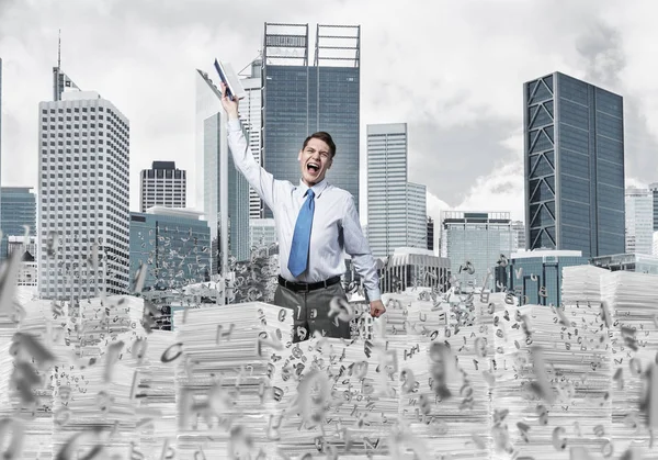 Empresario manteniendo la mano con libro — Foto de Stock