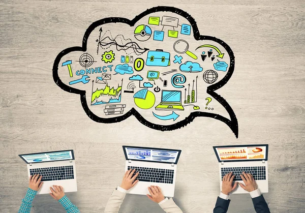 Bir grup insan elinde aygıtlarla